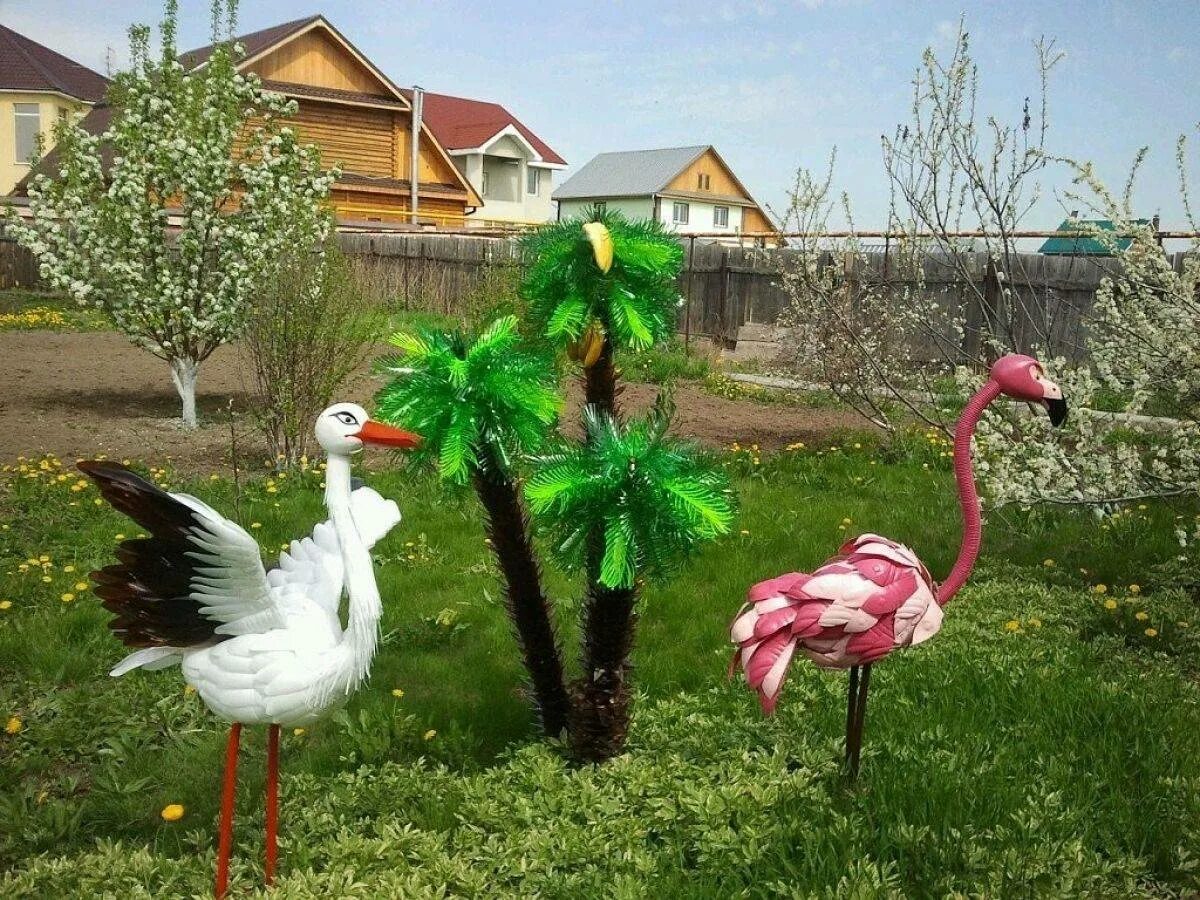 Поделка из пластиковой бутылки. Украшения для сада из бутылок. Что сделать из бутылок для сада. Поделки для дачи. Что сделать из бутылок для сада.