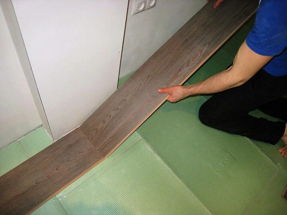 Калькулятор расчета ламината. Расчет ламината квадратом. Квадратный метр ламинированного покрытия на пол. Сколько надо ламината. Раскладка ламината по диагонали схема.