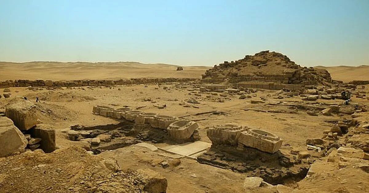 Найден каир. Солнечный храм Ниусерра. Храм солнца Египет. Археологи храм в Египте. Остатки солнечного храма в Абу-Гораб.