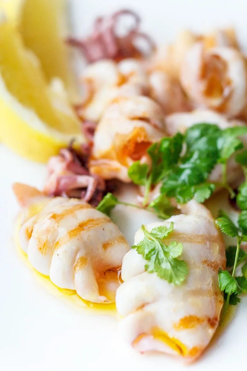 Рецепт кальмаров на праздничный стол. Кальмар морепродукт. Красивое блюдо из кальмара. Блюда с мини кальмарами.