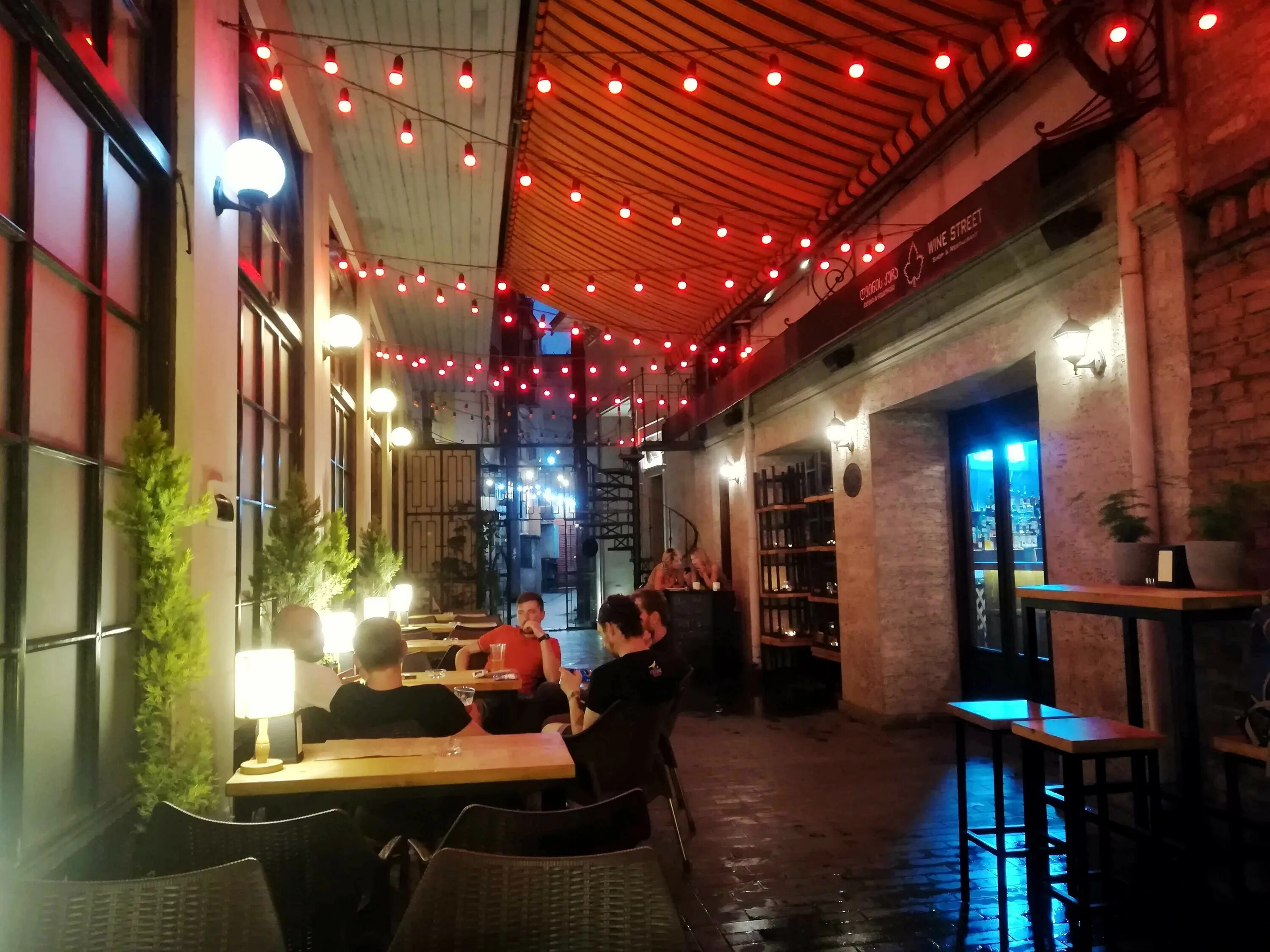 бары тбилиси. Wine station тбилиси. бар bunker бункер тбилиси. тбилиси бар valiko. хинкальная зандукели на фадеева.