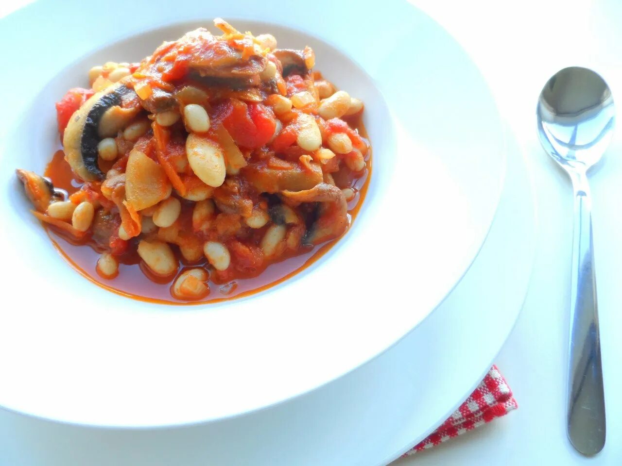 Фасоль со свининой. Лобио грузинская кухня. Фасоль со свининой. Свинина со стручковой фасолью. Свинина с фасолью.