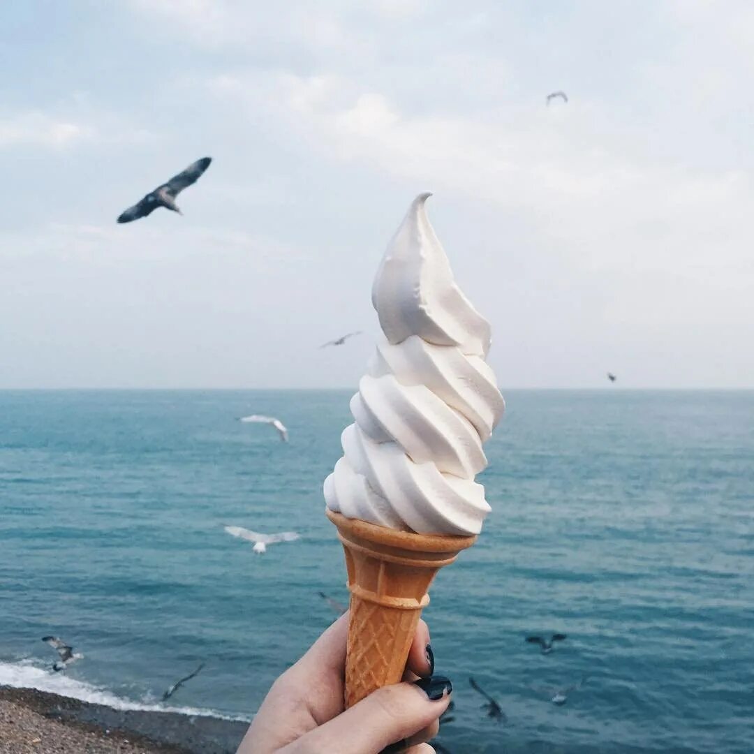 Пока не растаяло. Тающее мороженое. Мороженое на море. Мороженое на пляже. Мороженое рожок в руке.
