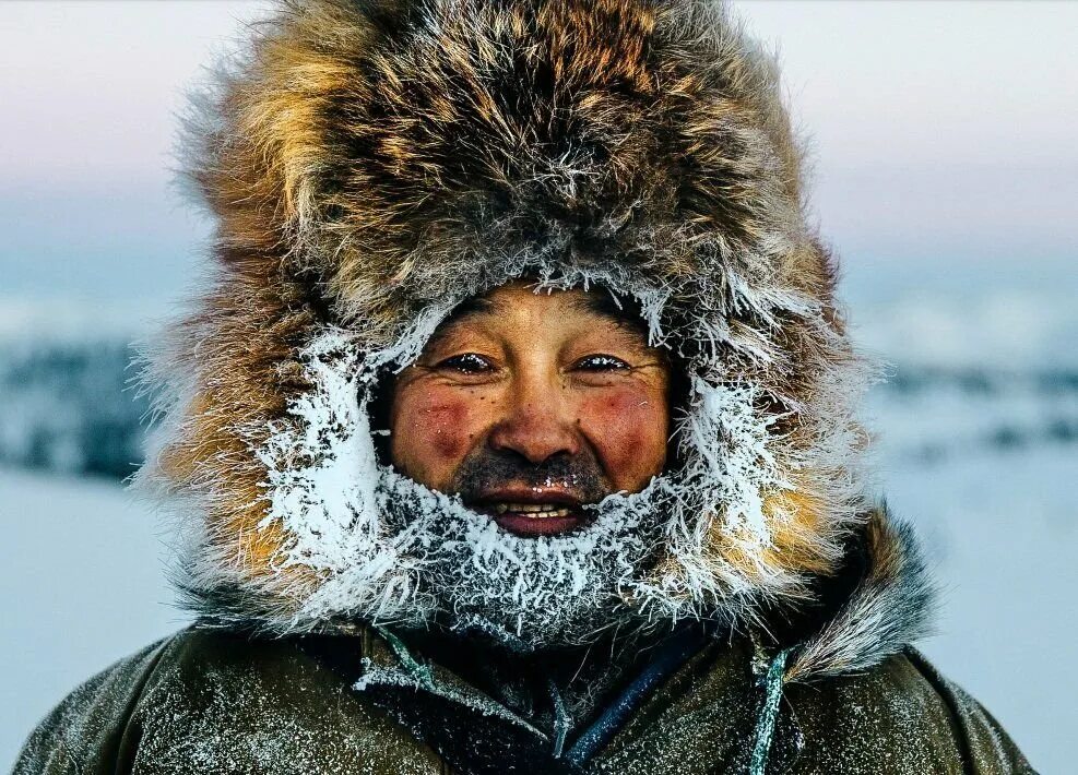 Шутки смешные про чукчей. Хозяин моря сказки эскимосов. Инуиты канады. Чукчи народ флаг. Чукчи коряки ительмены эскимосы.