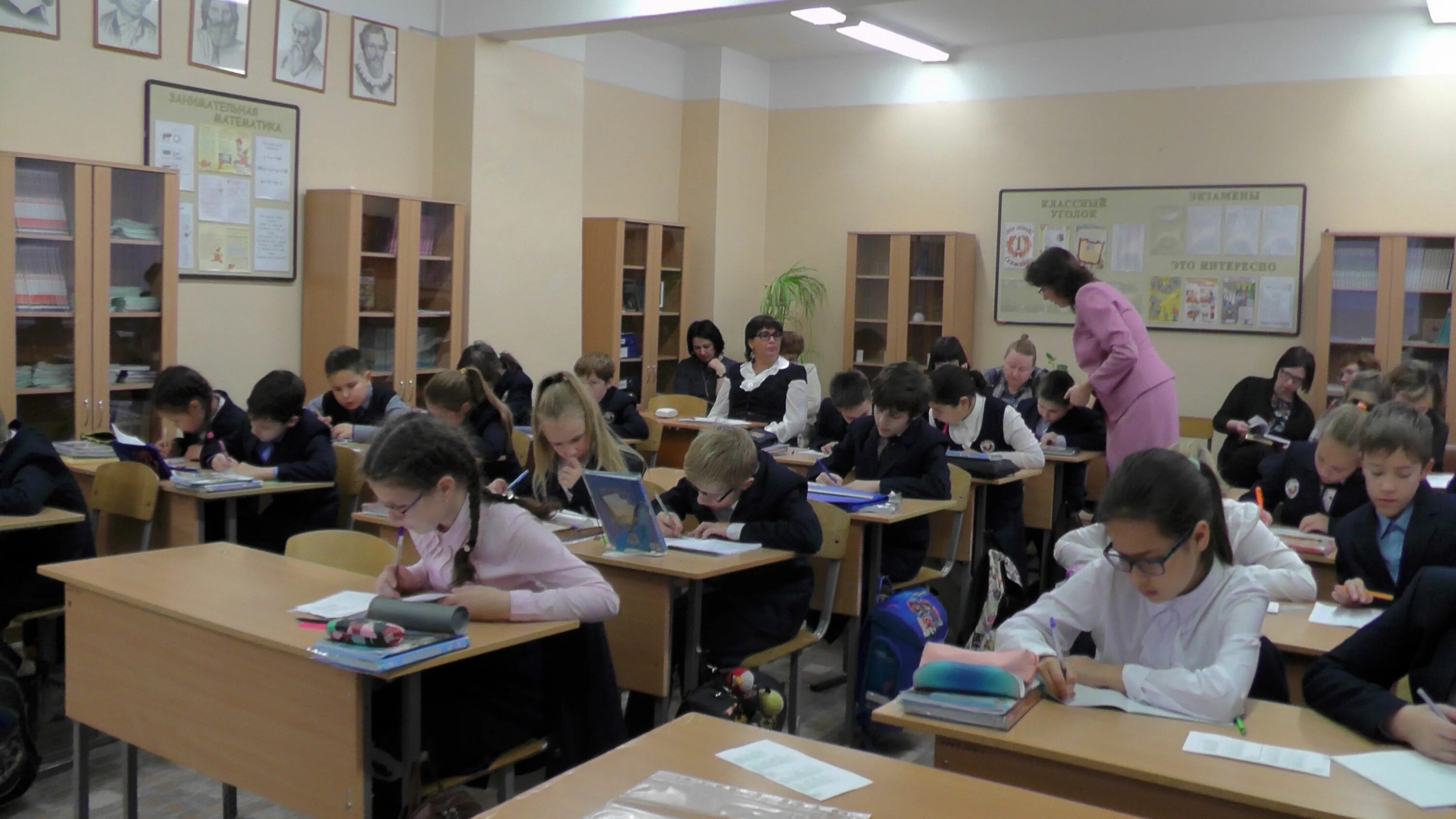 Урок в младших классах. Школа номер 5 ростов. Школа 84 класс математика. Гимназия 141 казань. Школа 84 класс математика.