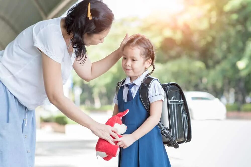 Pick up from school. Учитель с детьми за руки. Мама держит ребенка за руку. Женщина с ребенком за руку. Педагог держит ребенка за руку.