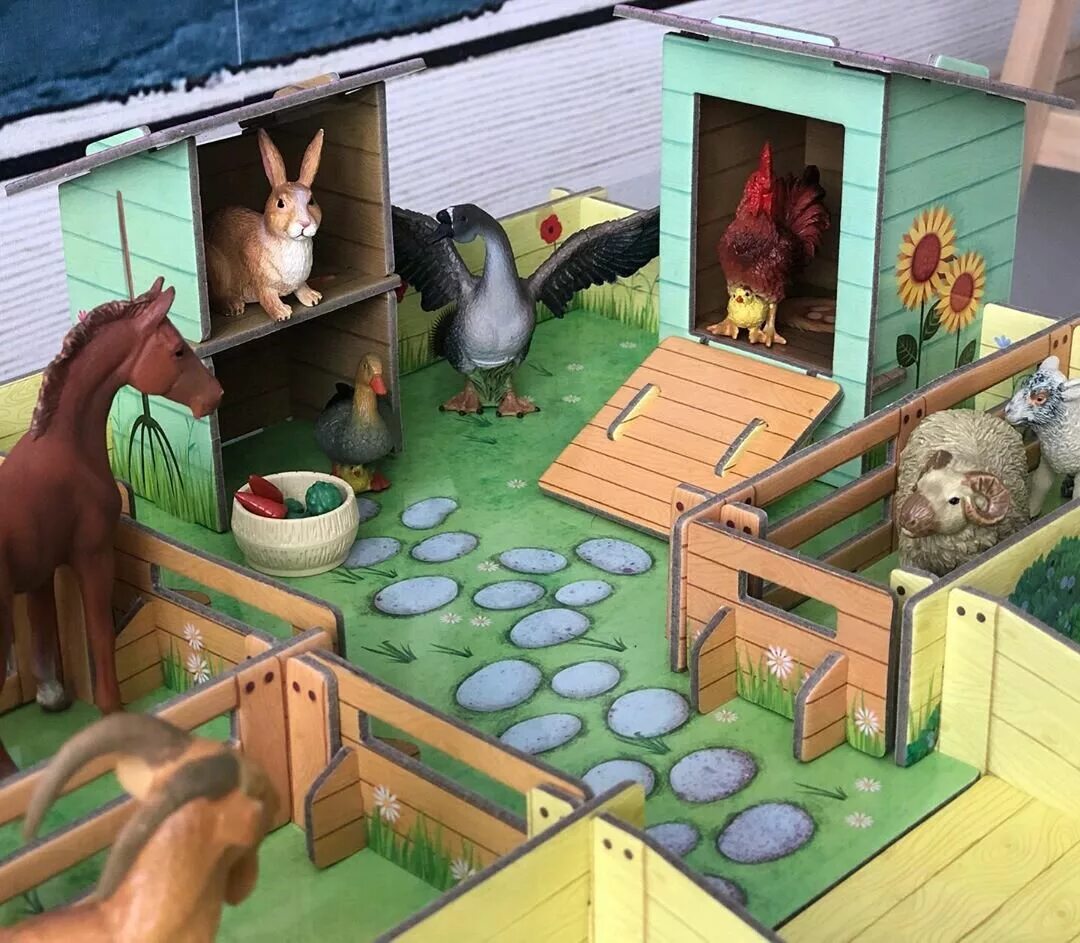 Сенсорная коробка "ферма". Как сделать домашнюю ферму. Макет ферма для животных. Тематические сенсорные коробки для детей. Макет фермы.