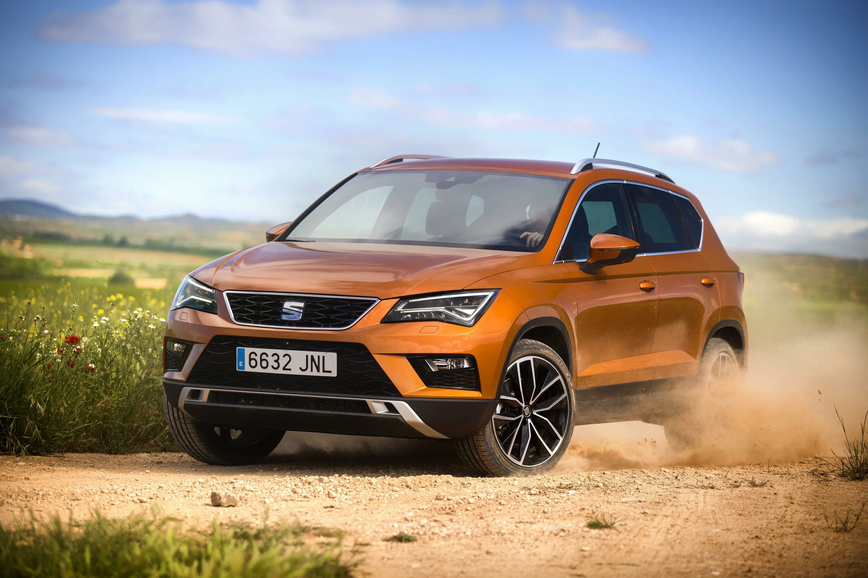 Лучшие надежные кроссоверы. Seat Ateca. Сеат паркетник. Seat кроссовер. Suzuki Ateca.