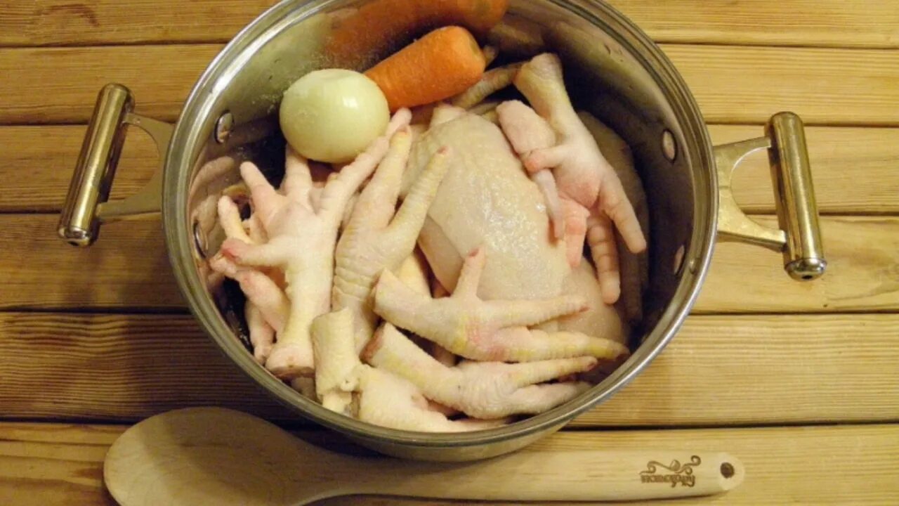 Как приготовить холодец из куриных ножек. Холодец из куриных ножек. холодец из куриных лапок. холодец с куриными лапками. холодецмз куриеых лаплк.