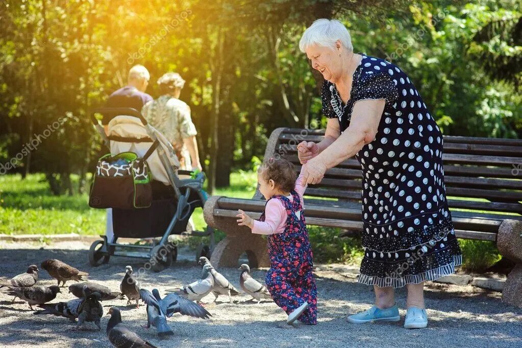 Бабушка гуляет с внуком. Бабушка с внуками на прогулке. Бабушка гуляет с внуками. Бабушка с внуком на прогулке.