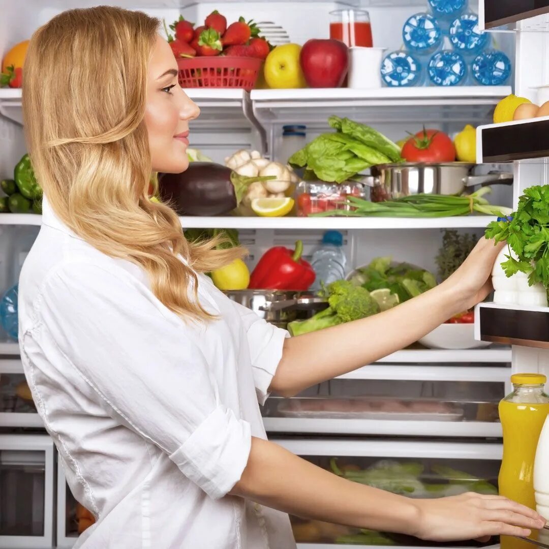Рецепт из продуктов которые есть в холодильнике. Холодильник с едой. продукты питания. продукты на кухне. проддуктыв холодильнике.