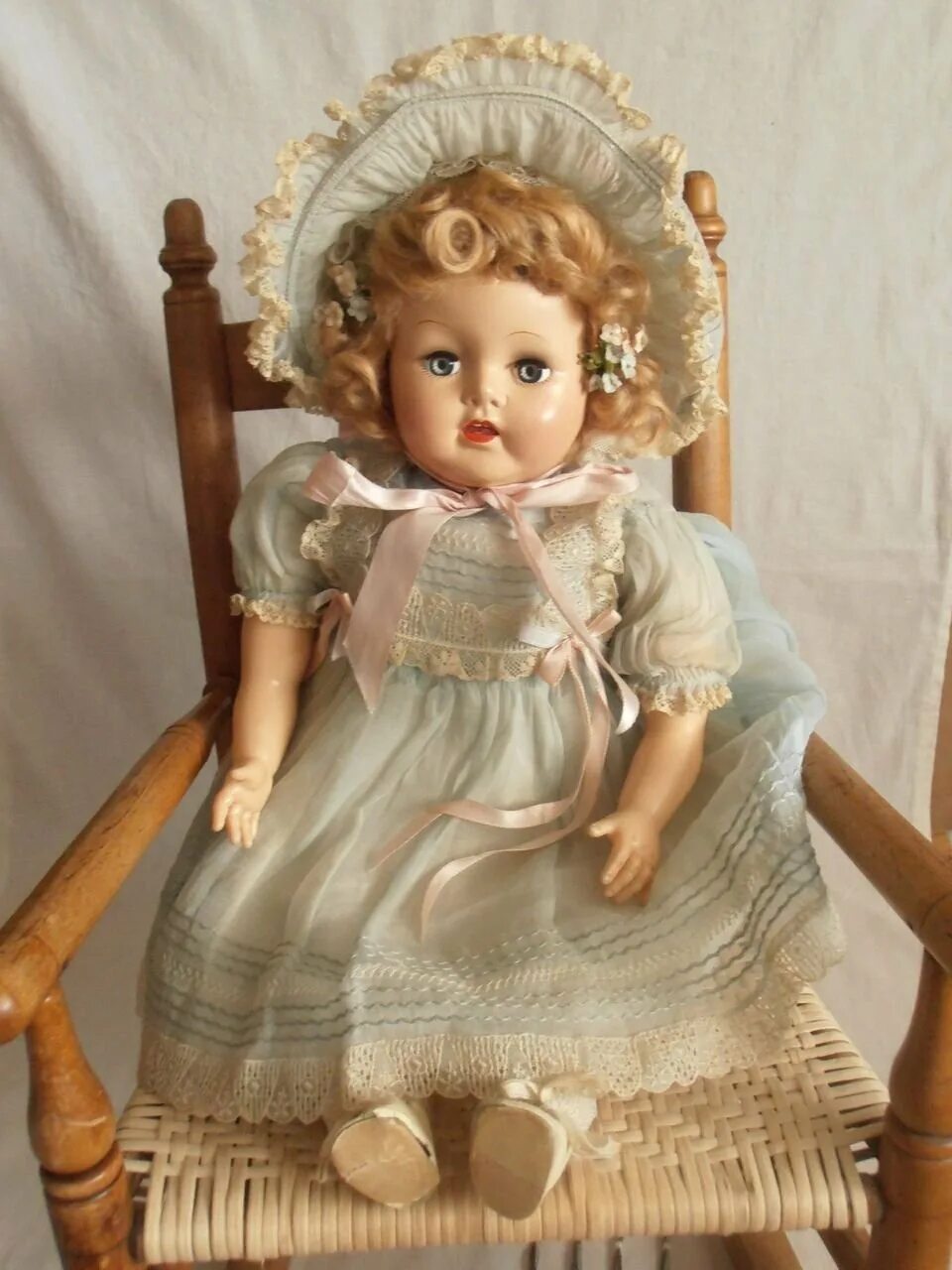 Старая куколка. Кукла Doll Dorothy фарфор Винтаж. Антикварная кукла мадам Александер. Старые Винтажные куклы. Кукла фарфоровая Винтажная.