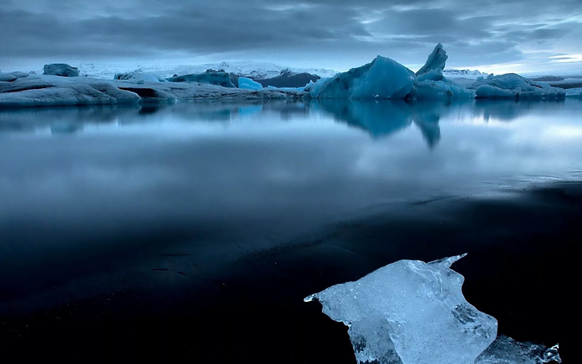 Холодное море. Холодный пейзаж. Ледяное море. Синий лед.