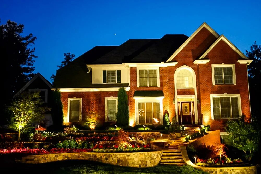 освещение фасада дома. декоративная подсветка фасадов. освещение фасада. осветить новый дом. новогоднее украшение дома снаружи.