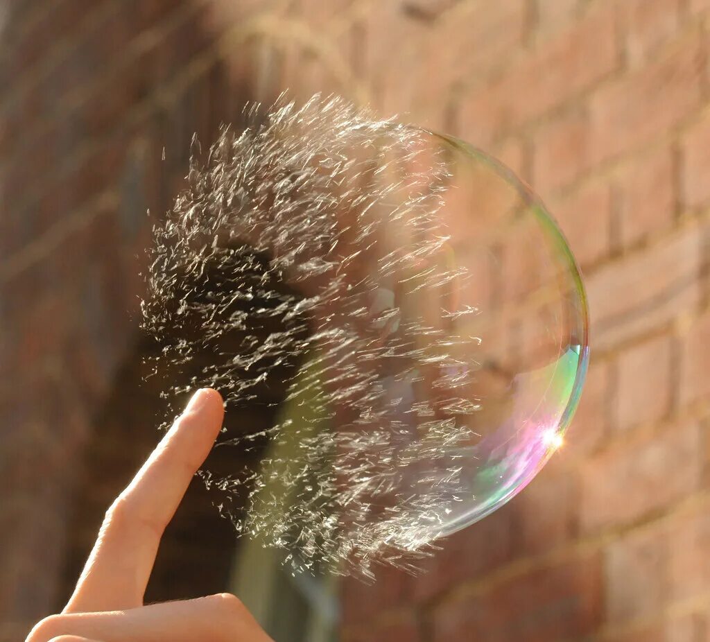 Лопнувшие пузырьки. Мыльный пузырь лопнул. Лопающийся пузырь. Лопать мыльные пузыри. Мыльный шар лопается.