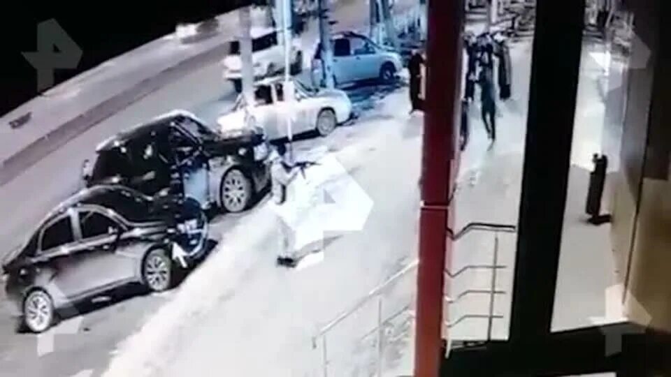 Угрожает пистолетом. Пожар в ночном клубе «республика кроманьон». Стрельба в казани погибшие дети. 2022. Авария в черкесске вчера ночью.