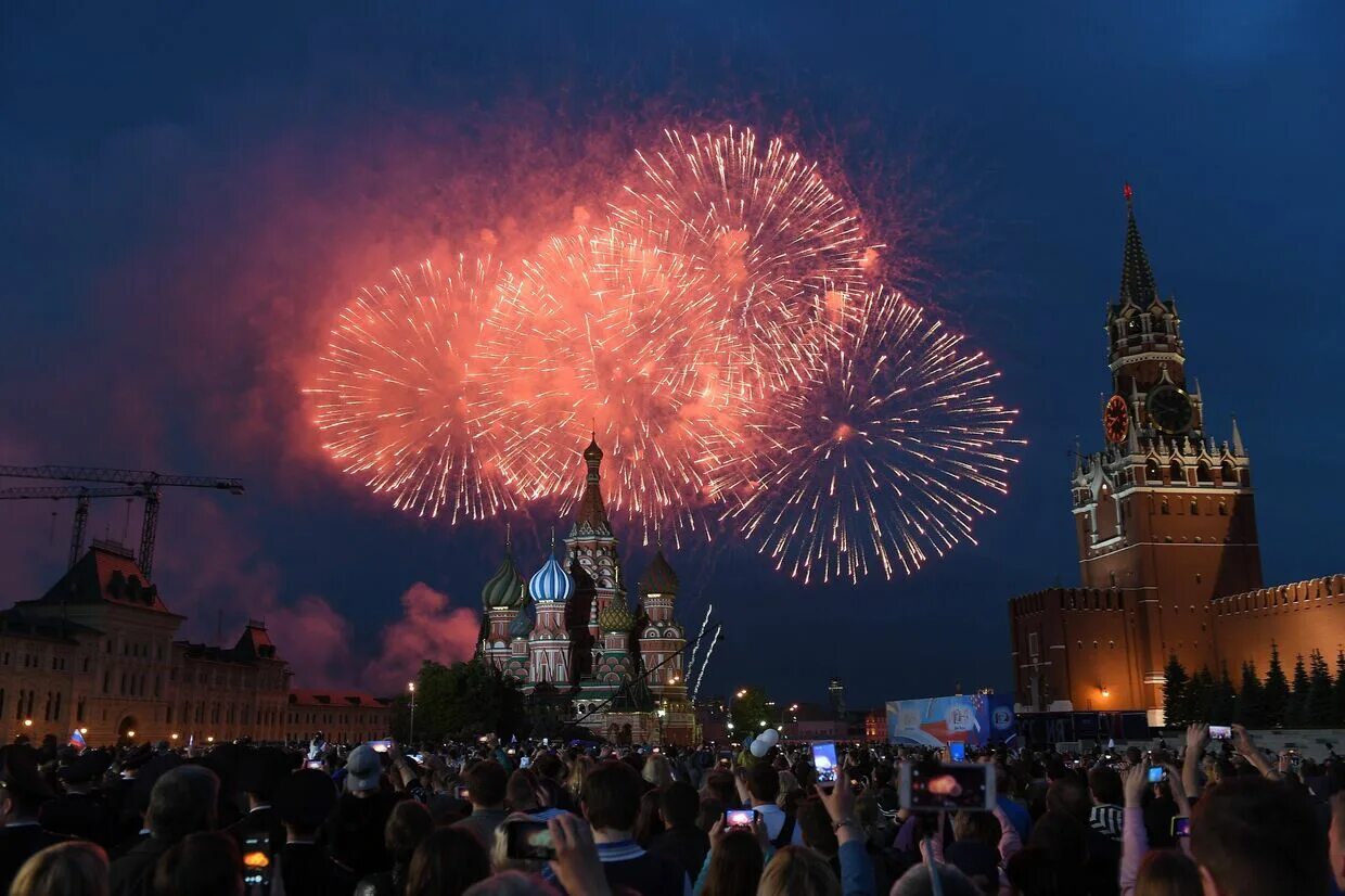 День россии что будет в москве. Салют "красная площадь". 12 Июня день России салют. Салют в честь дня России. Салют в Москве.