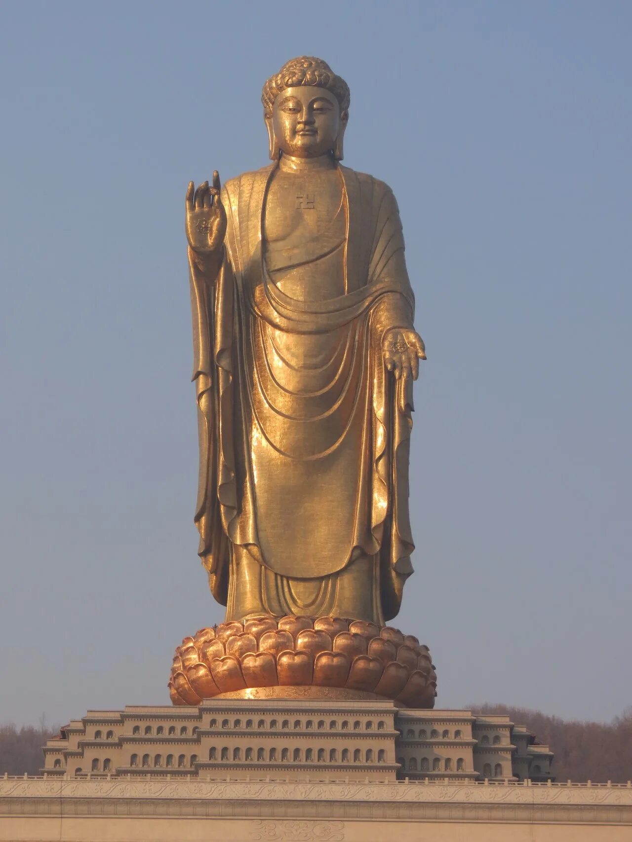 Самый большой памятник. Статуя Будды весеннего храма. Статуя Будды весеннего храма в Китае. Будда весеннего храма Китай. Будда весеннего храма Хэнань.