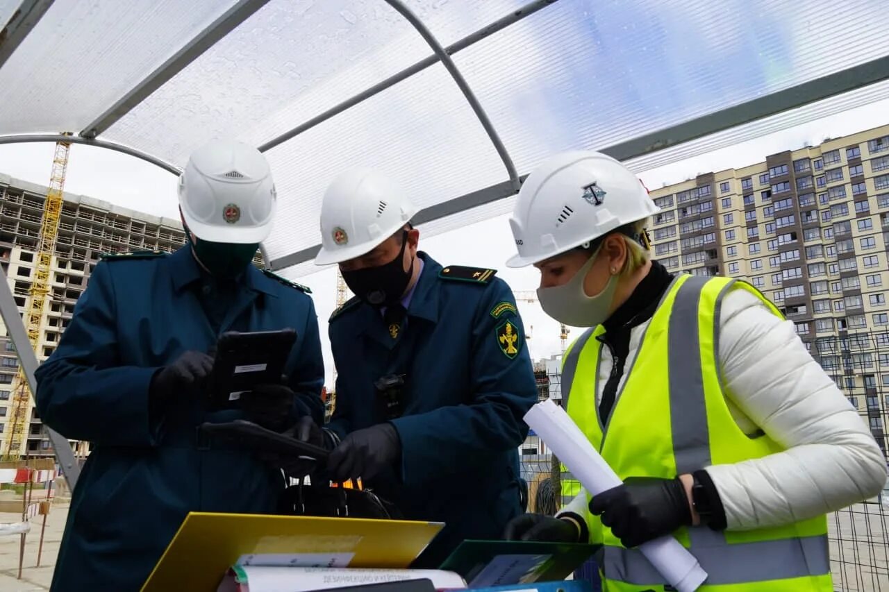 Архитектор на стройке. Инженер на стройке. Департамент в строительной сфере. Департамент в строительной сфере. Строительный надзор.