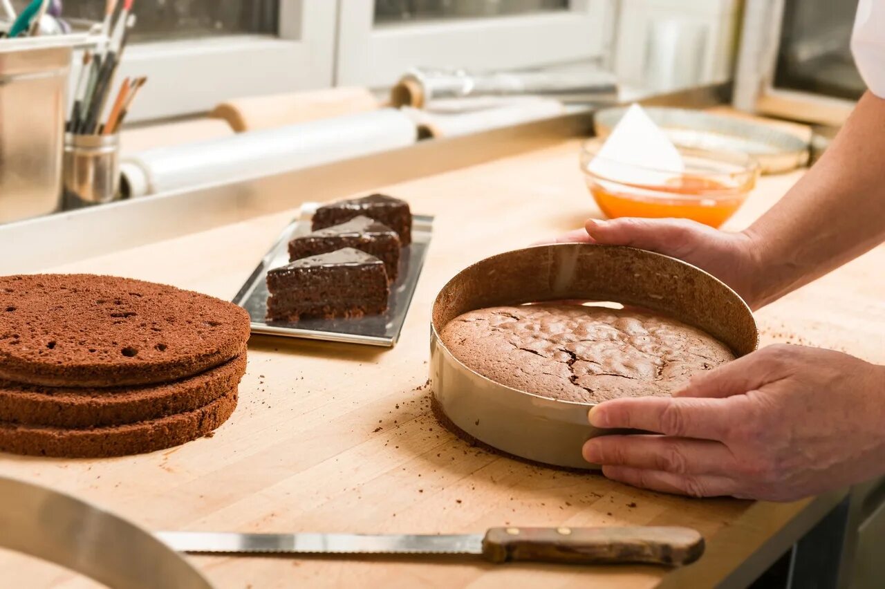 Почему выпечка жесткая. Форма для выпечки бисквита. Выпекание шоколадного бисквита. Процесс приготовления торта. Печь торт.