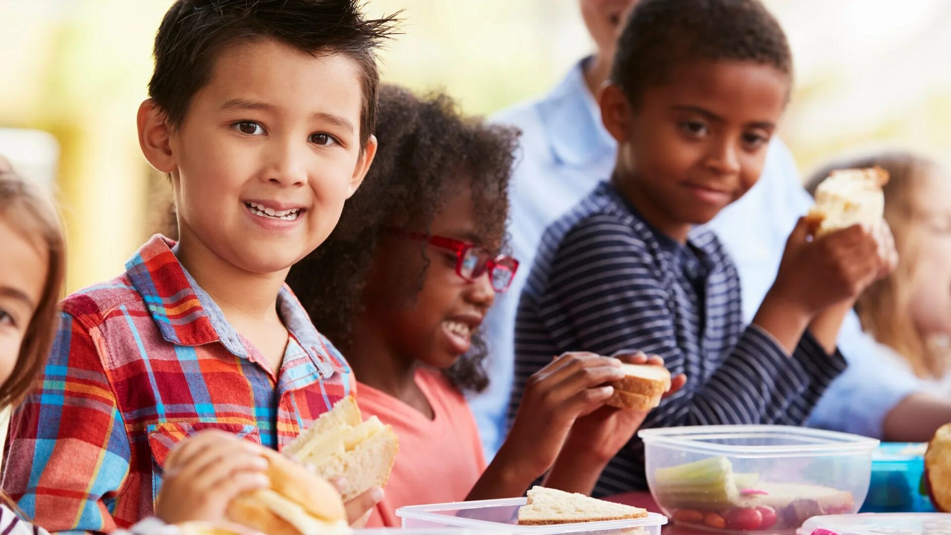 Its lunchtime at school and you re. Люди разных национальностей за одним столом. kids eating at school. children eating lunch at school.
