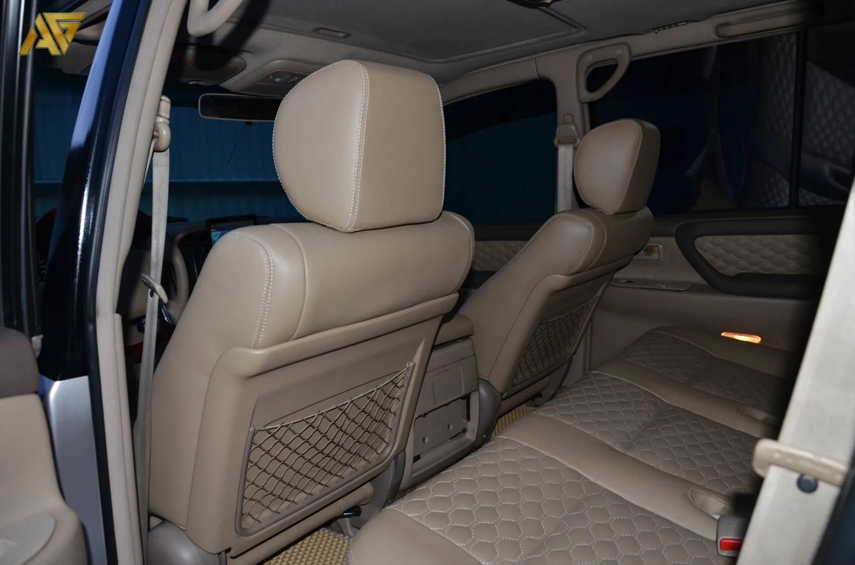 Сиденья ленд крузер 300. Перетянутый салон toyota land cruiser 105. ленд крузер 100 без сидений. prado тряпочный салон. volvo тряпичный салон.