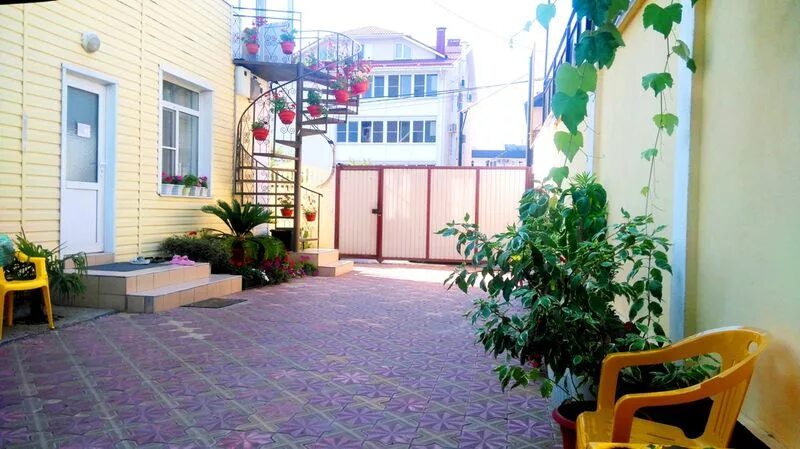 гостевой дом июнь. гостевой дом лазаревское улица тормахова. гидростроитель голубицкая. лазаревское ул тормахова д 33 на карте. лазаревское у григорича.