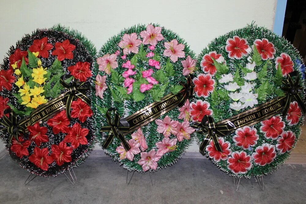 Триколор венок ритуальный элитный. Венок ритуальный. Венок похоронный. Траурные венки. Ритуальные венки из искусственных цветов.