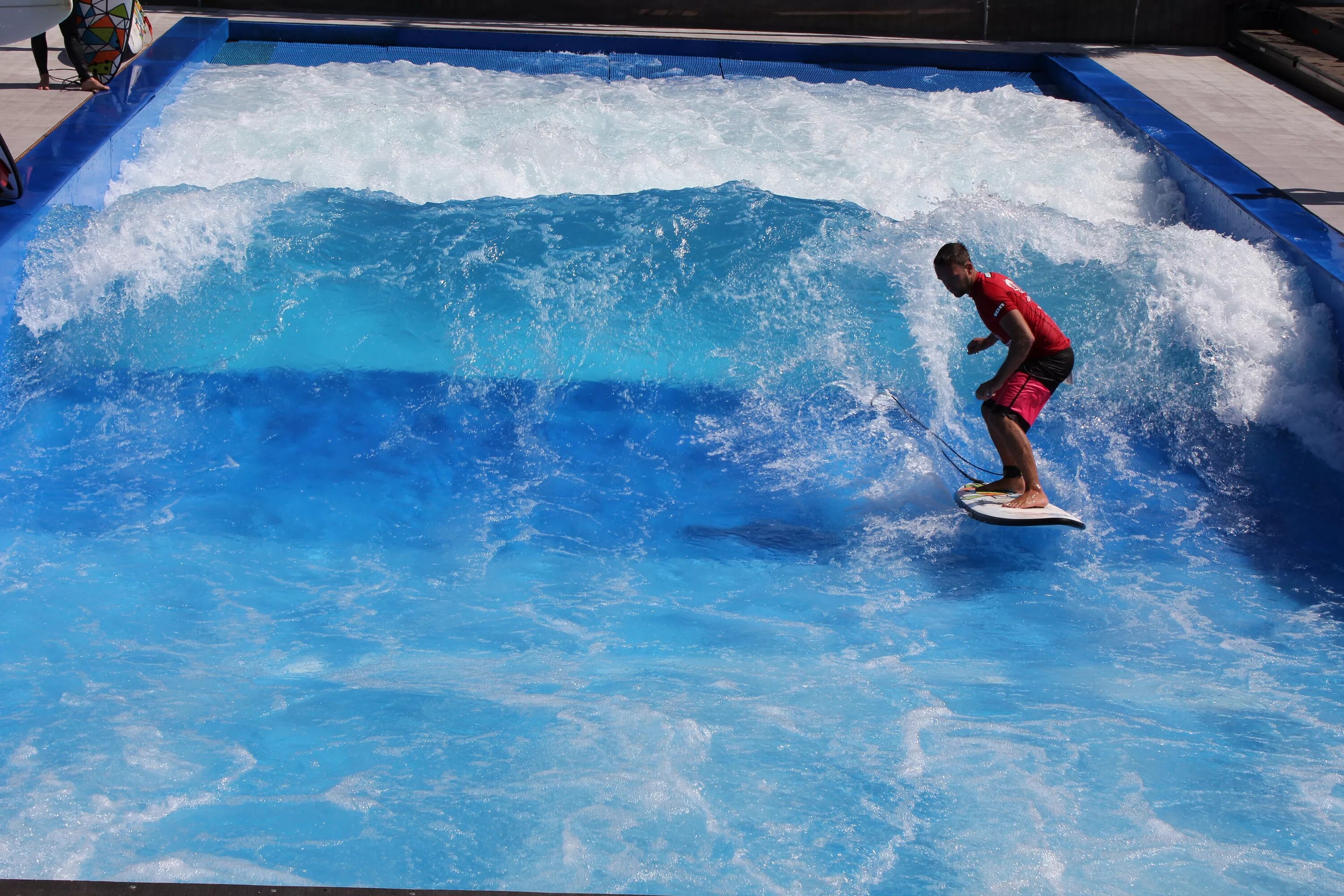 Искусственная волна цена. Аквапарк Питерлэнд серфинг. Искусственная волна. Искусственная волна для серфинга. Бассейн с искусственной волной.