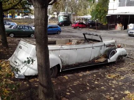 Разбитые машины во дворе