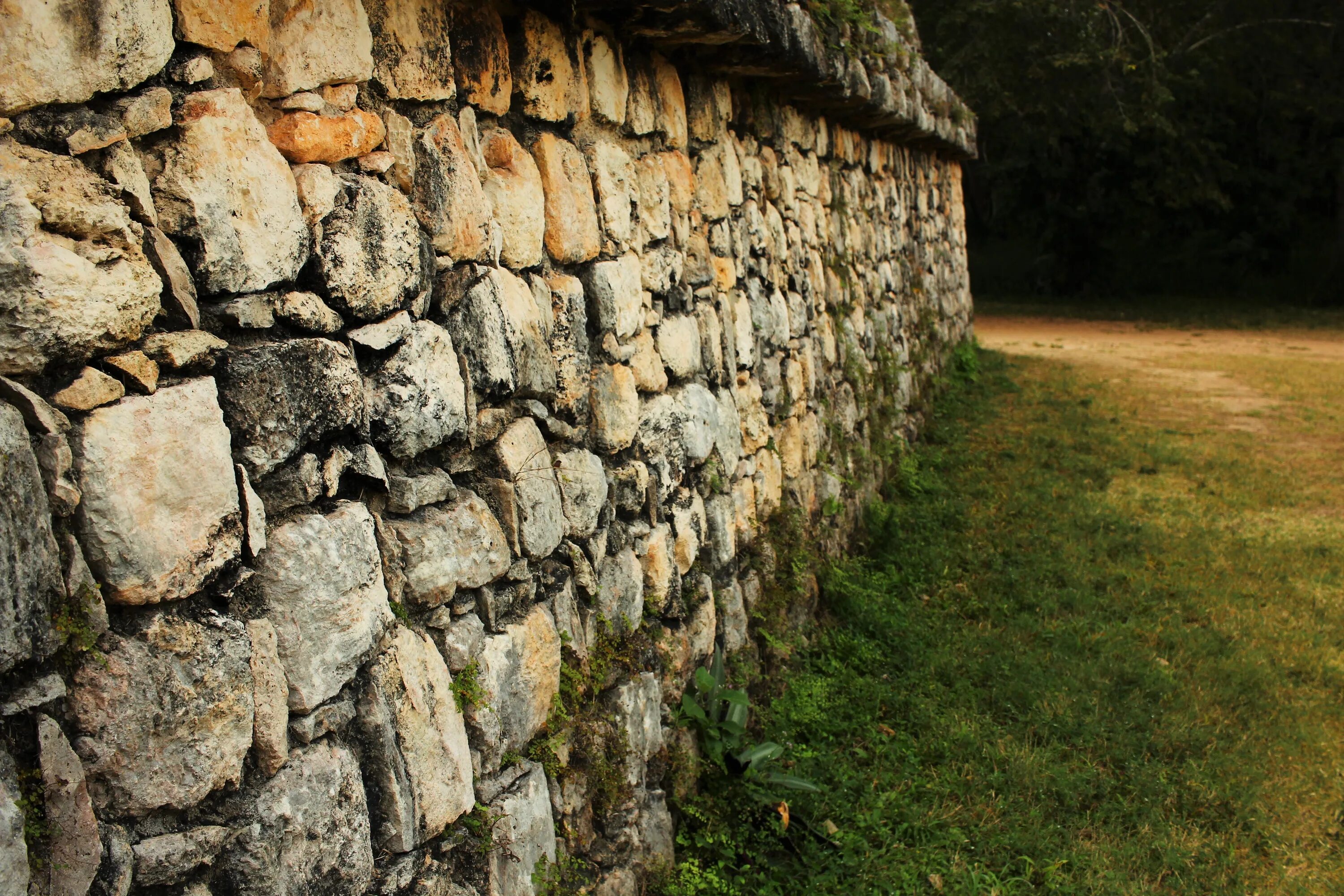 Called walls. Кирпичная стена. Called walls. Стена из булыжника. Роспись стен.