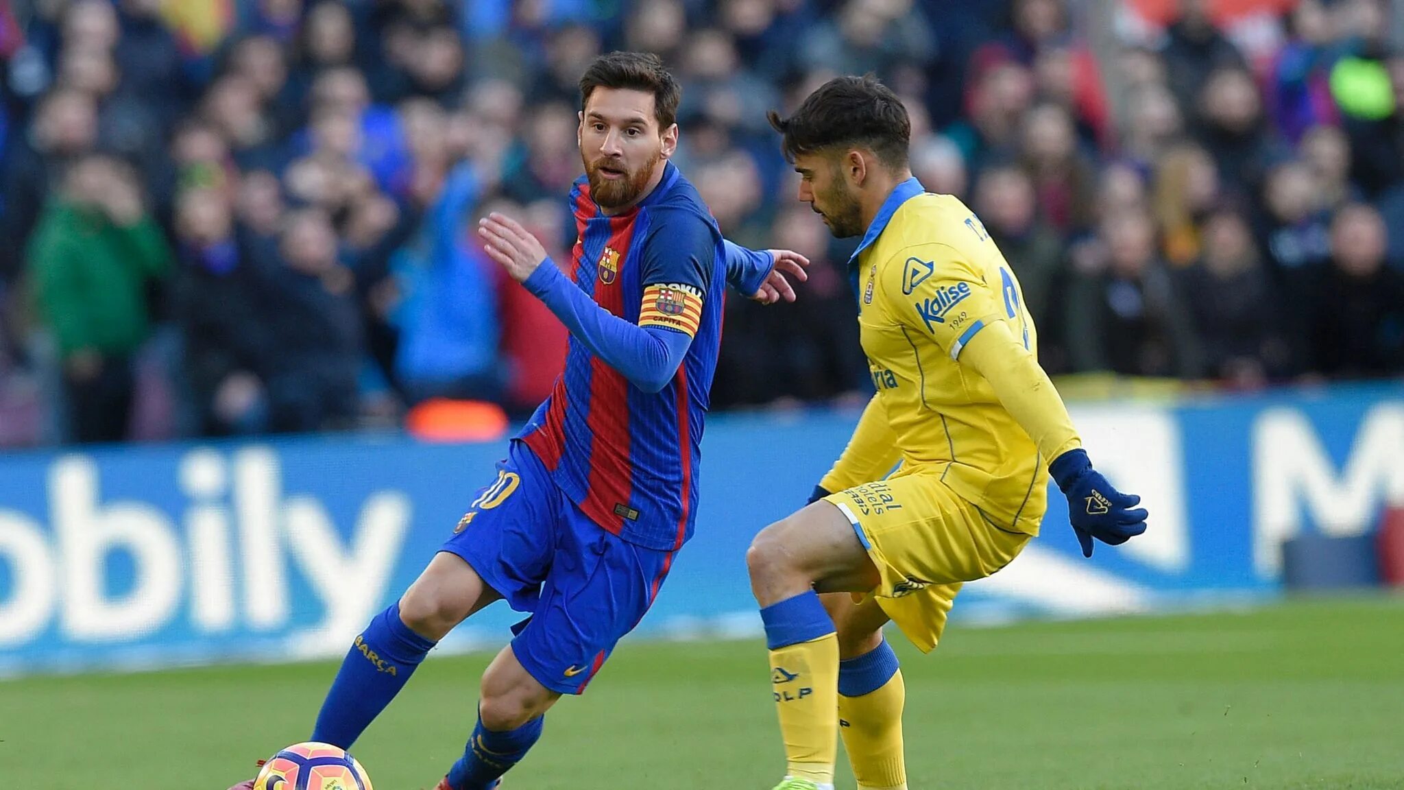 Barcelona las palmas live. Messi Dribbling. Messi Dribbling Football. Футболист обводит.