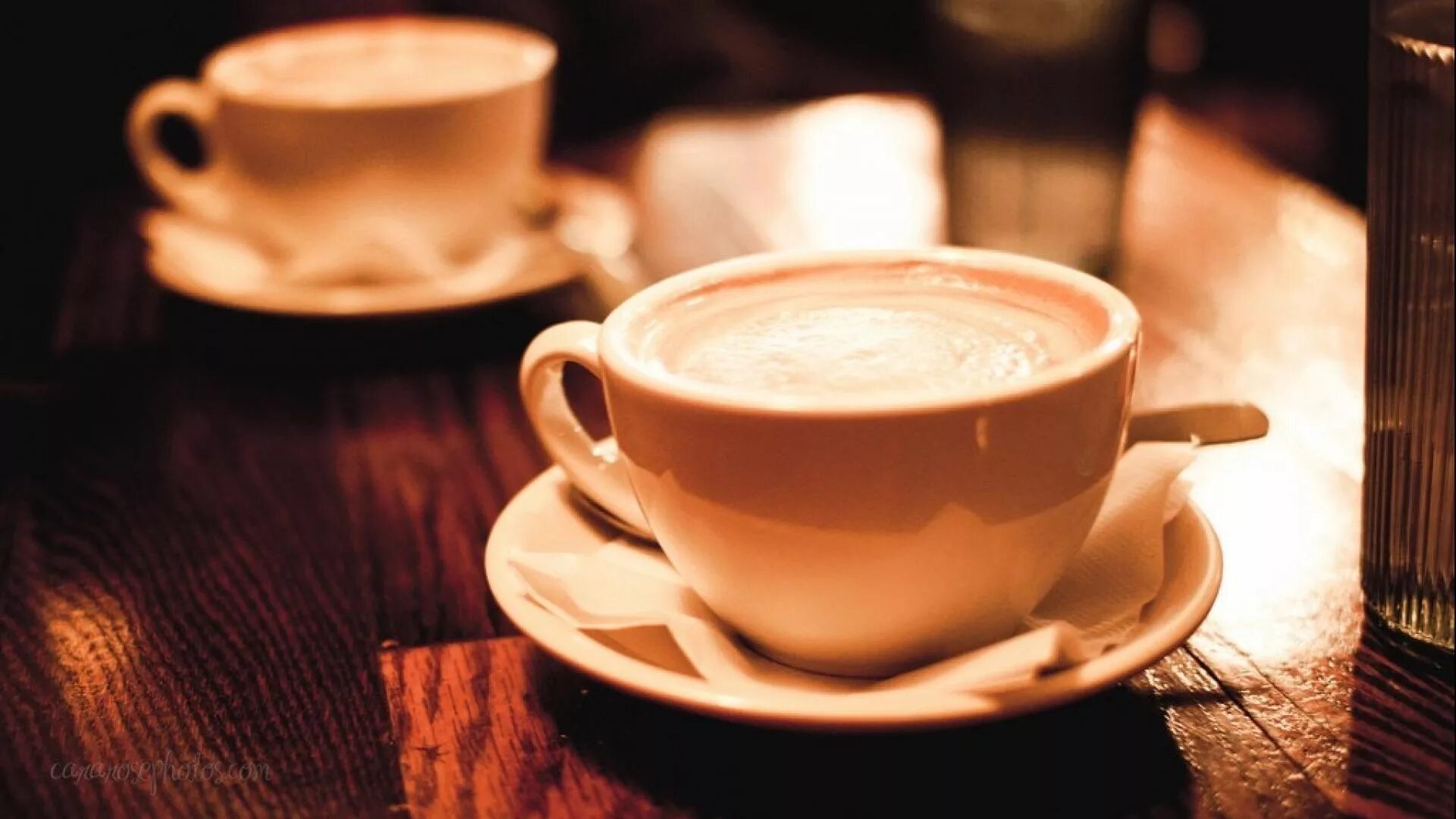 2 кофе вечером. Чашка кофе в кафе. Кофе в кафе. Две чашки кофе. Кружка кофе на столе.