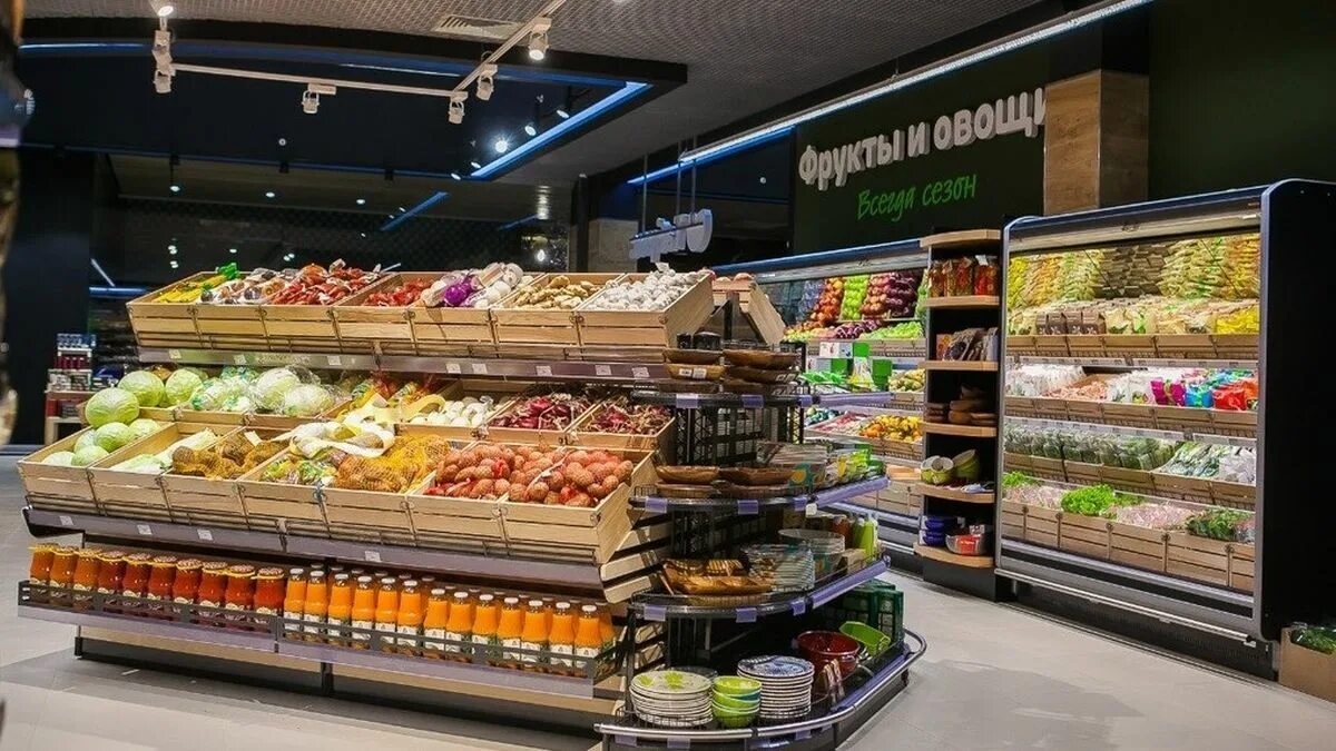 Продуктовый магазин внутри. Торговый зал продуктового магазина. Витрины спар. Выкладка товара в магазине. Торговый зал продукты.
