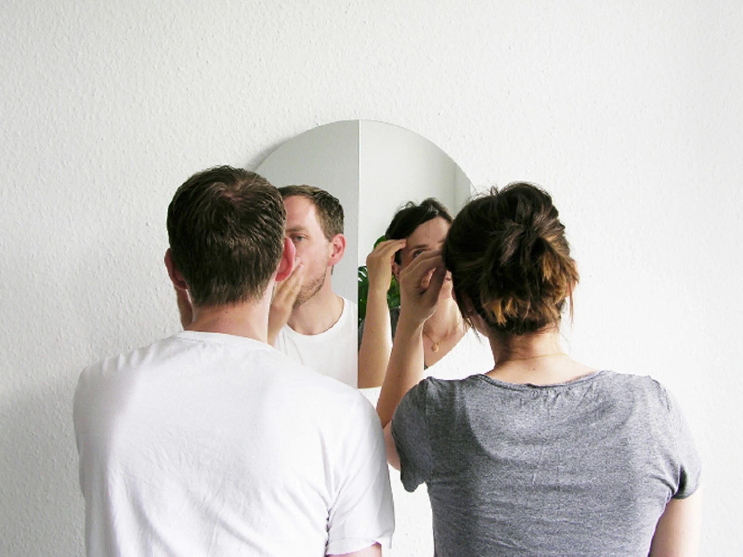 Отражение человека в зеркале. Человек смотрится в зеркало. Женщина зеркало мужчины. Мужчина и женщина. Видны только в отражении