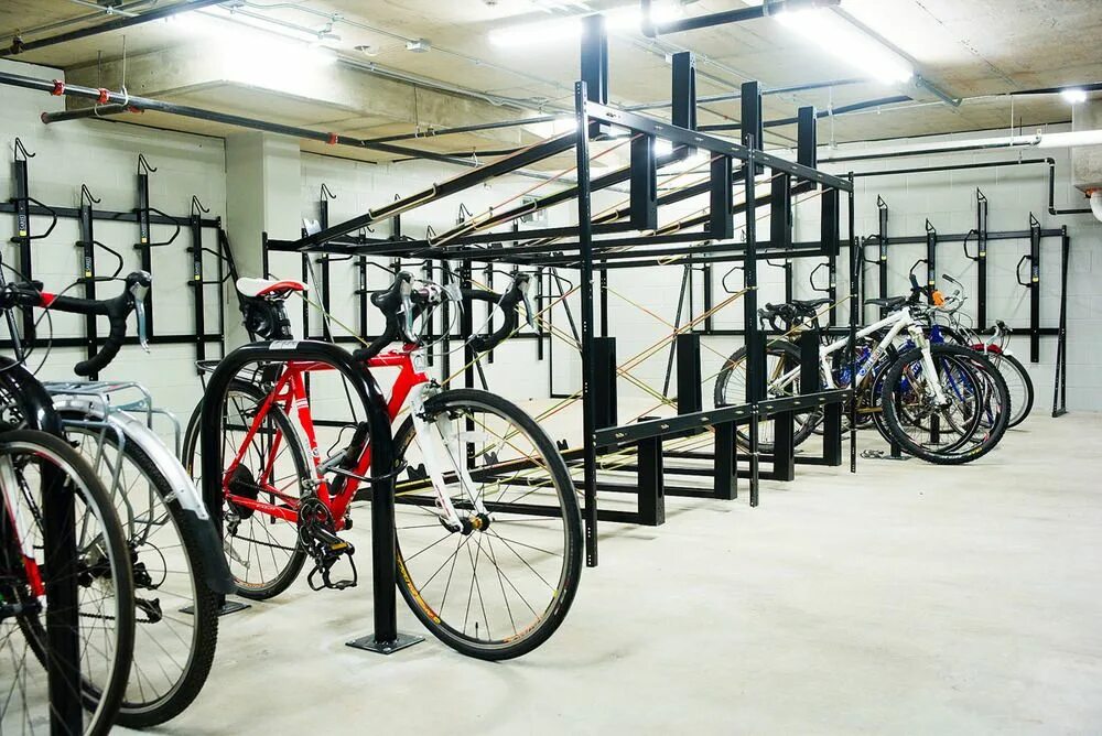 Bike room. Байк пакимнг. Байк Румс. Мюнстер велосипед паркинг. Временный разделитель для велосипедистов Saris infrastructure.