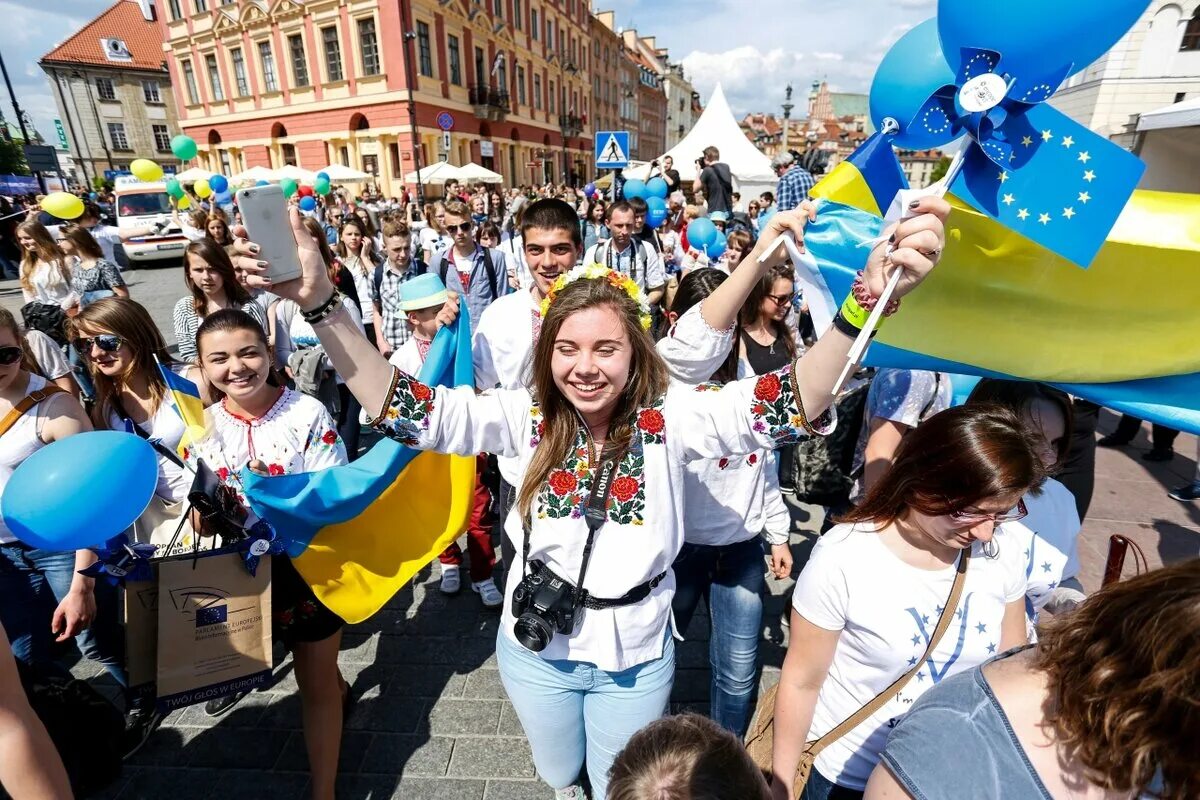 Украинцы. Украинцы в Польше. Радостные украинцы. Украинцы фото. Украина 2 часа