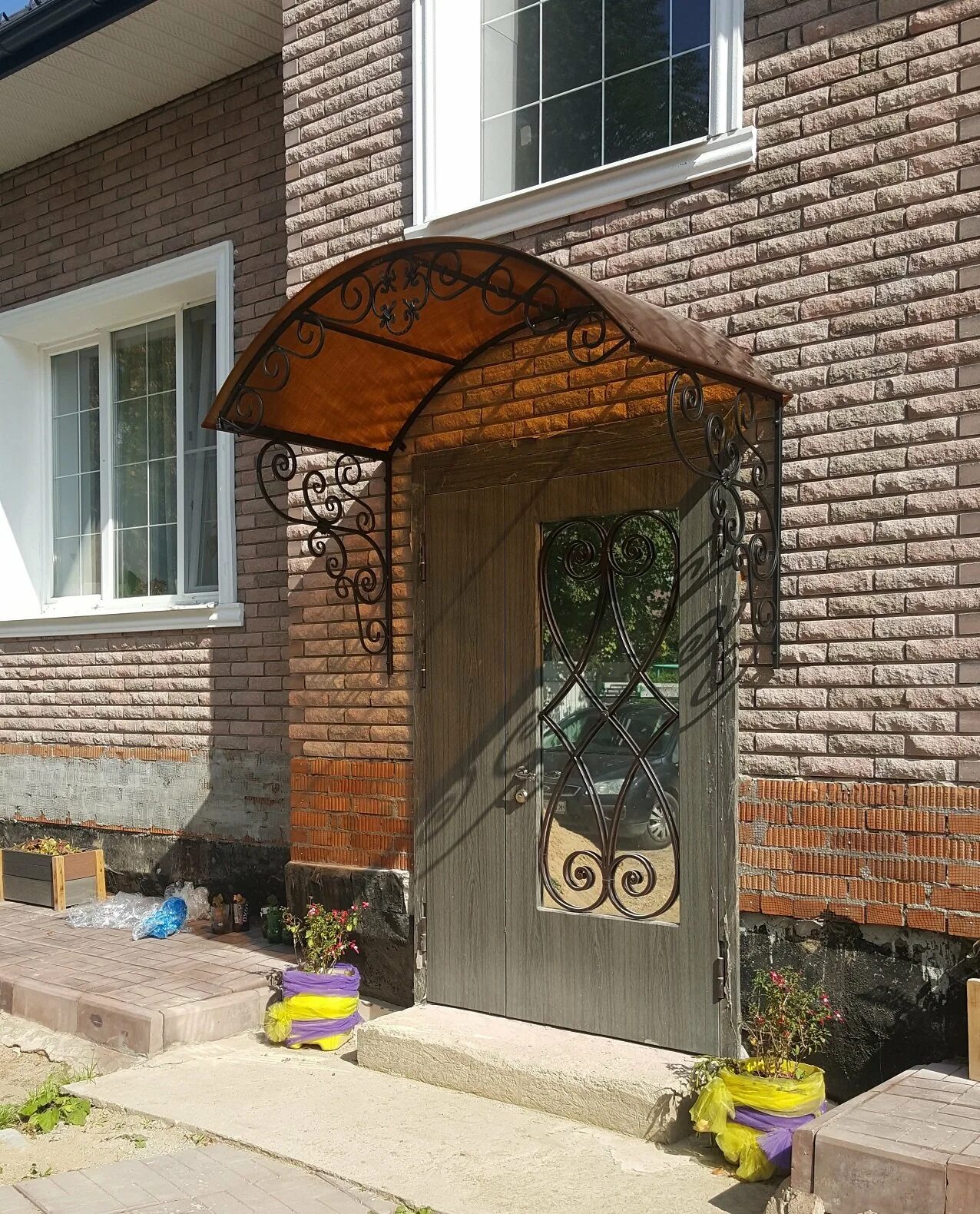 Навес над крыльцом частного дома. Навес над крыльцом. Навес над крыльцом. Козырёк над крыльцом. Навес над крыльцом частного.