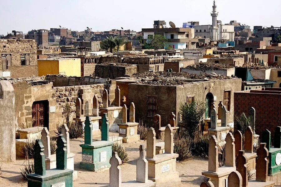 Город мёртвых Каир кладбище. Город на кладбище Каир. Кладбище Кизех Египет. Каир Египет кладбище.