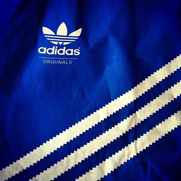 Адидас и адидас ориджинал. Адидас и адидас Ориджиналс. Adidas Originals 25 years. Обои адидас.