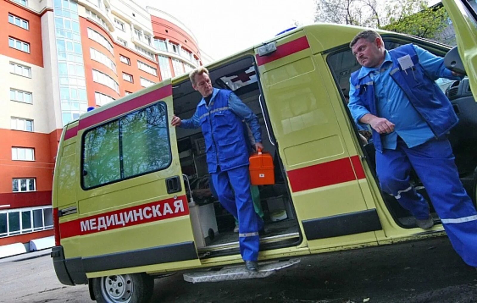 10 бригада скорой помощи. Бригада врачей скорой помощи. Фельдшер скорой медицинской помощи. Вызов бригады скорой помощи. Реанимационная бригада скорой помощи.