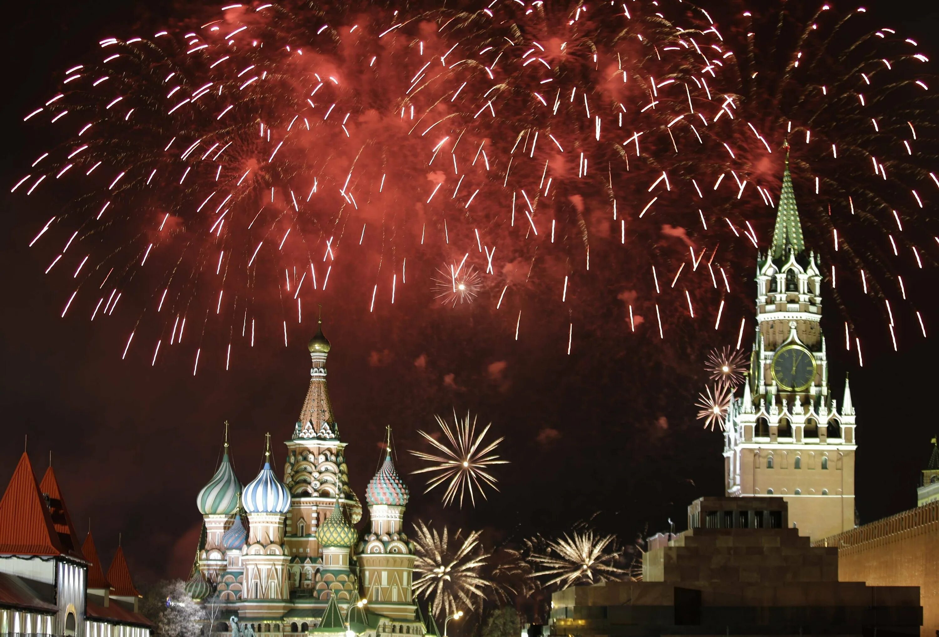 Кремлевский праздник. Салют "красная площадь". Салют в день Победы в Москве на красной площади. Москва Кремль салют. Спасская башня Кремля салют.