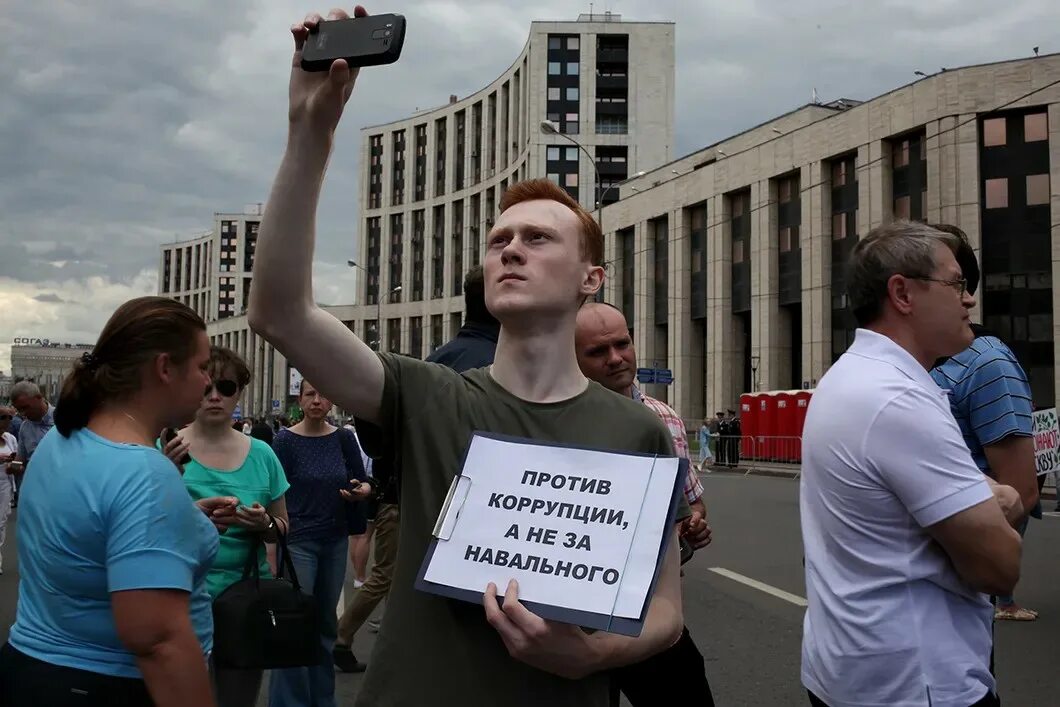 Все против россии. Навальный фото. Навальный на проспекте Сахарова. Против Навального. Навальный прикол митинги.