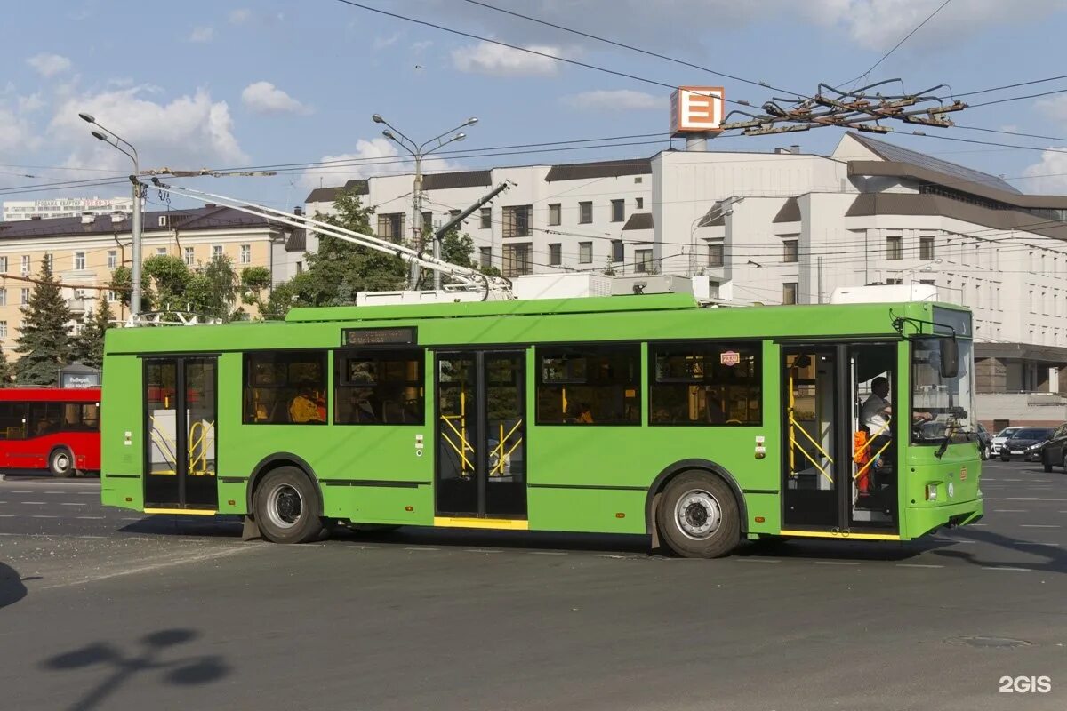 Салатовый троллейбус. 3 троллейбус казань. Зеленые троллейбусы в казани. Троллейбус 3 казань маршрут. Троллейбусные пути в казани.