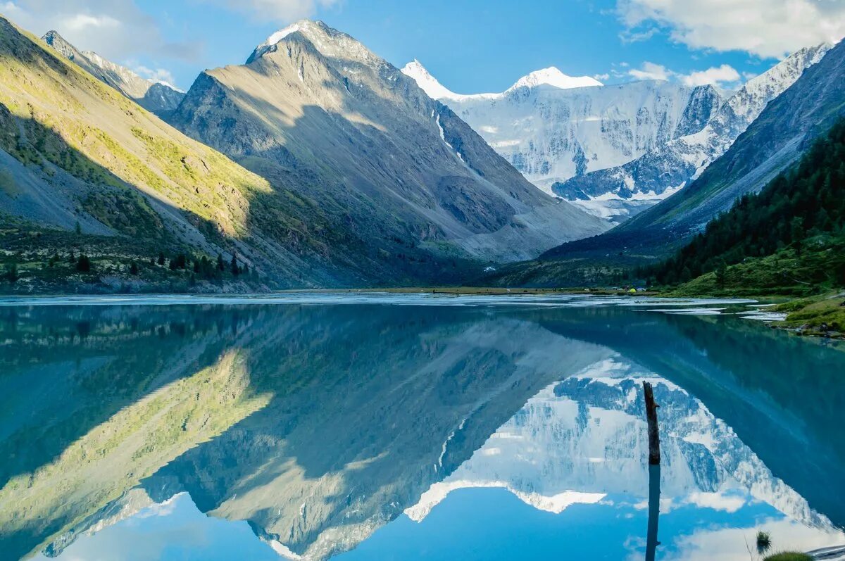 Гора Белуха Аккемское озеро. Гора Белуха озеро Аккем. Гора Аккем горный Алтай. Озеро Аккем горный Алтай.