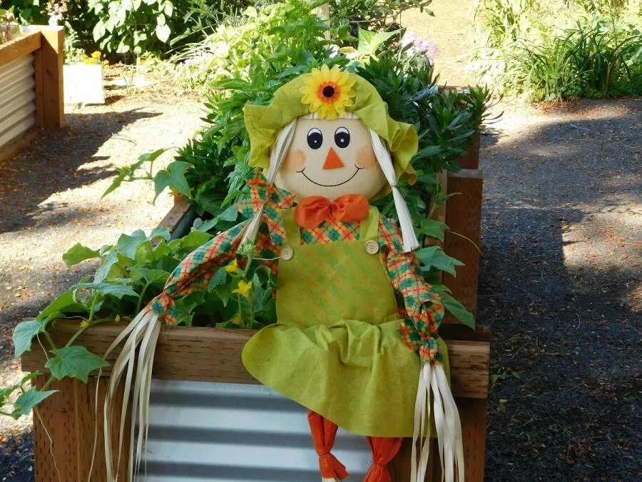 Огород для кукол. Чучело на огород. Пугало на огороде. Поделки для сада и огорода своими руками. Красивое пугало для дачи.