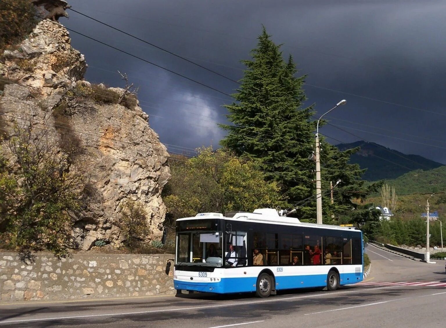 Троллейбусная трасса Симферополь Ялта. Троллейбус Симферополь Алушта. Троллейбус 52 Симферополь Ялта. Симферополь Крым троллейбус. Протяженность маршрута симферополь ялта