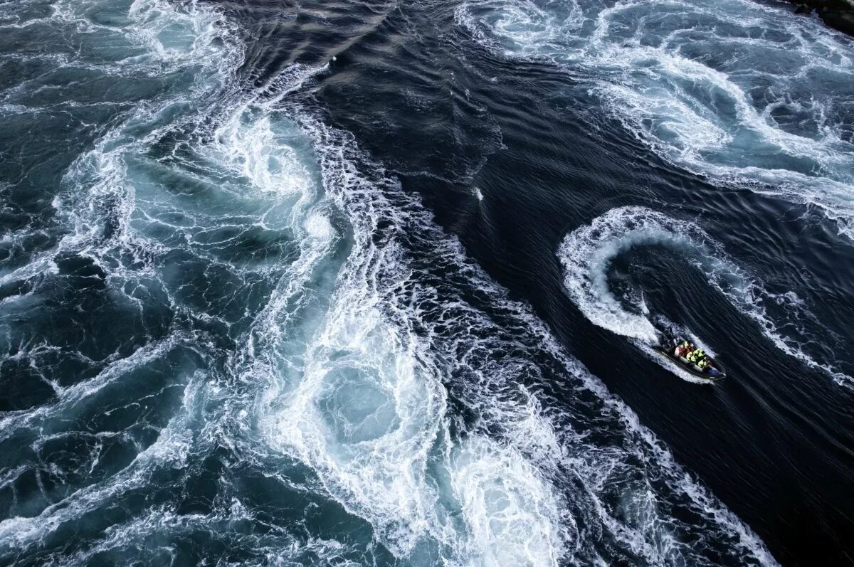 Водоворот миров. Водоворот Сальстраумен. Сальстраумен (Saltstraumen), Норвегия. Водоворот Сальстраумен в Норвегии. Гольфстрим водоворот.