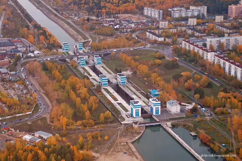 Новосибирск ГЭС шлюзы. Мост через шлюз Новосибирской Новосибирск. Шлюз Академгородок. Мост через шлюз Новосибирской ГЭС. Город обь погода в городе оби