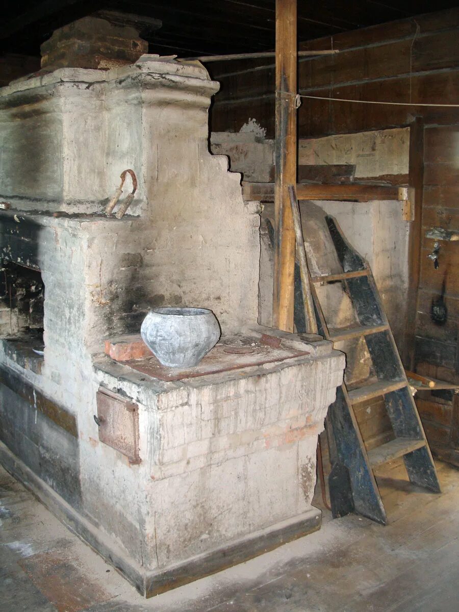 русская печь в доме. старая русская печь. Cast iron stove печь. стар пек. чугунная печь изразцовая круглая godin.